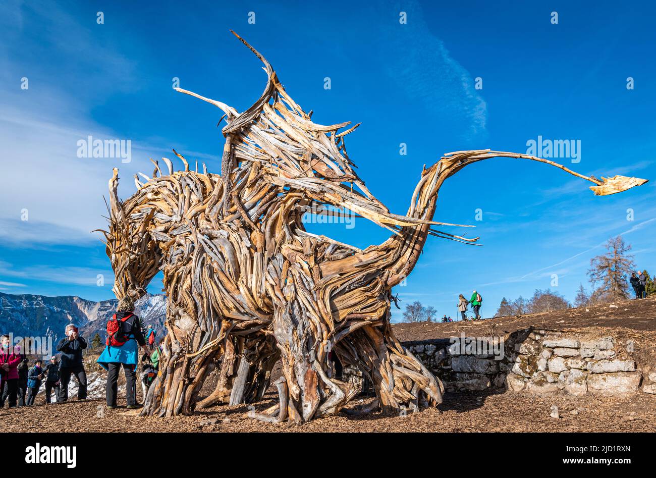 Drago Vaia (Vaia-Drache). Die Skulptur ist das Werk des Künstlers Marco Martalar. Lavarone, Alpe cimbra, Trentino-Südtirol, Norditalien. Stockfoto