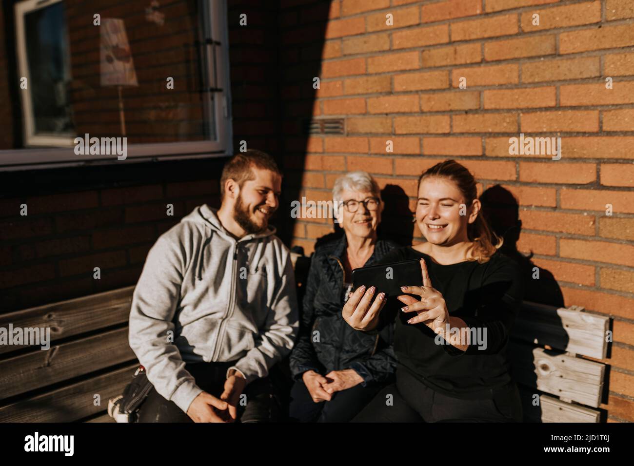 Großmutter mit erwachsenen Enkelkindern, die Selfie machen Stockfoto