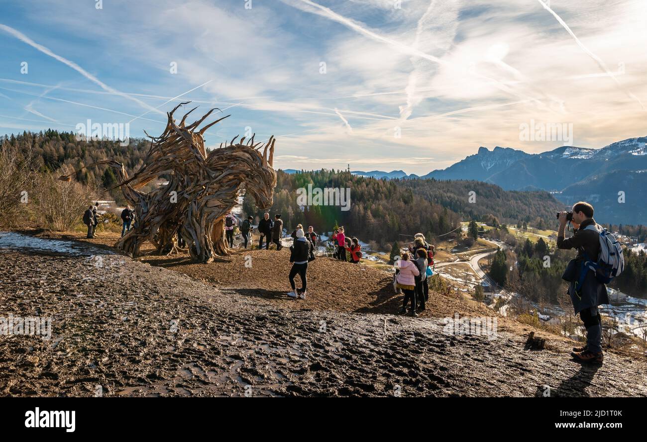 Drago Vaia (Vaia-Drache). Die Skulptur ist das Werk des Künstlers Marco Martalar. Lavarone, Alpe cimbra, Trentino-Südtirol, Norditalien. Stockfoto