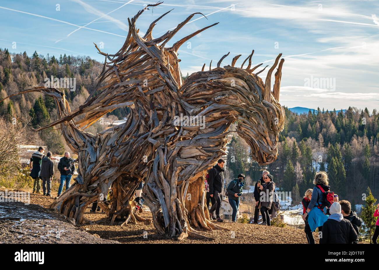 Drago Vaia (Vaia-Drache). Die Skulptur ist das Werk des Künstlers Marco Martalar. Lavarone, Alpe cimbra, Trentino-Südtirol, Norditalien. Stockfoto