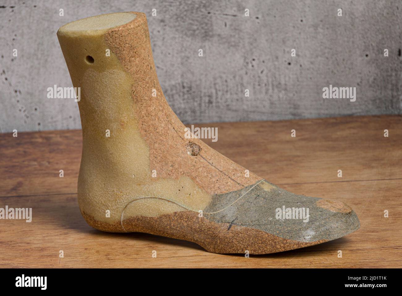 Nahaufnahme einer einzelnen Holzschnur auf der hölzernen Werkbank eines Schuhmachers Stockfoto