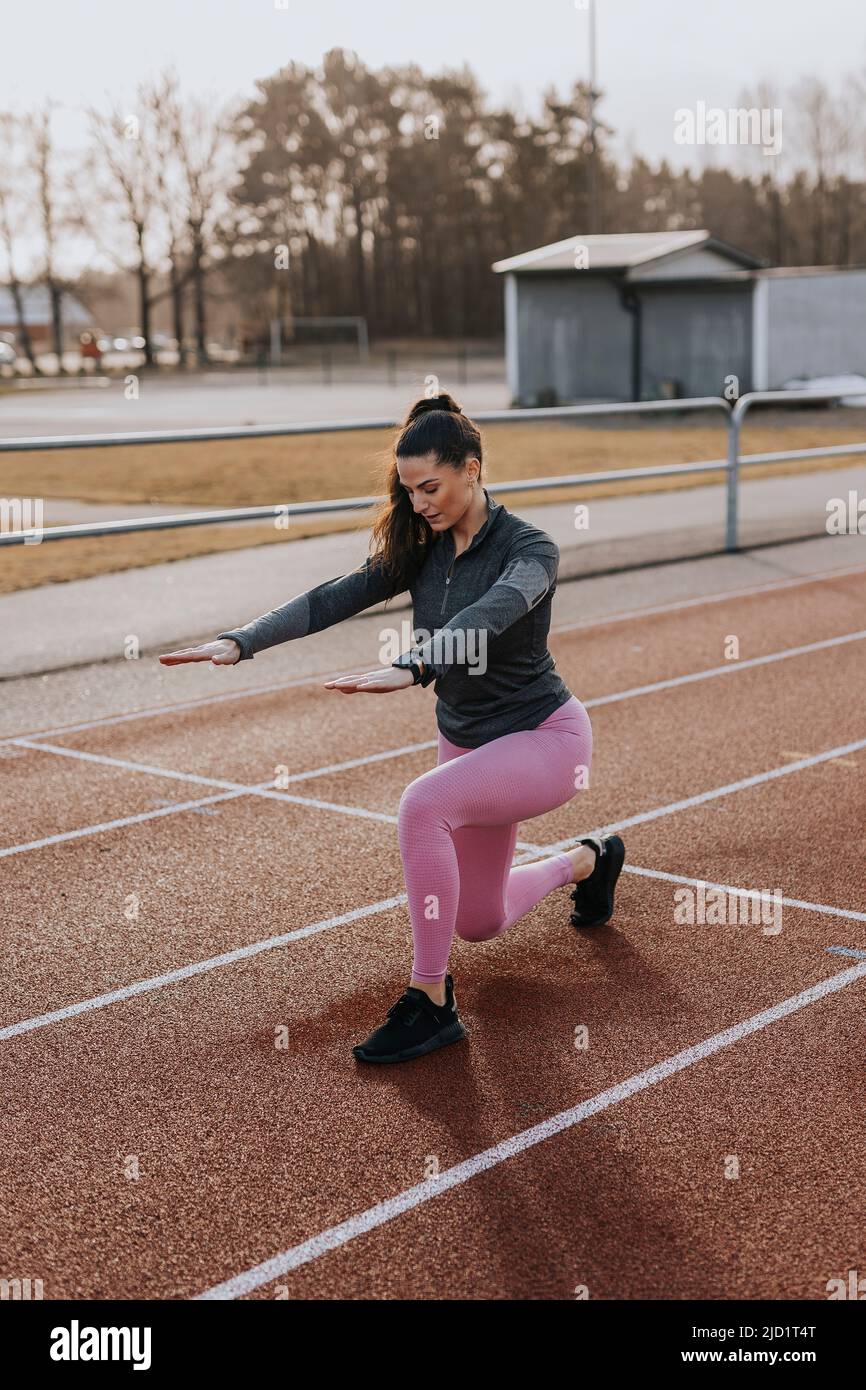 Frau beim Training auf der Laufstrecke Stockfoto