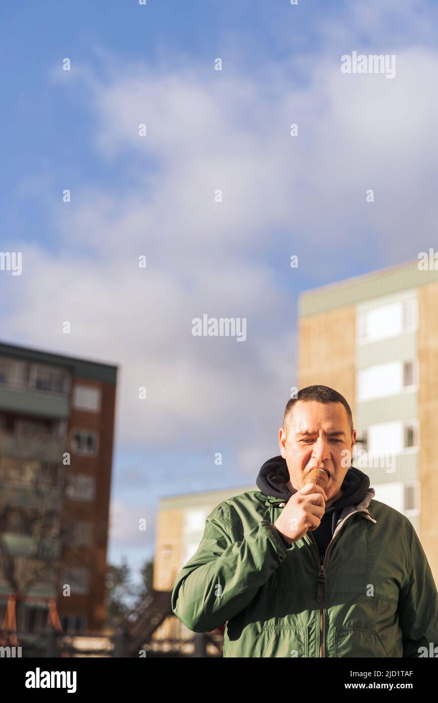 Reifer Mann, der Eis isst Stockfoto