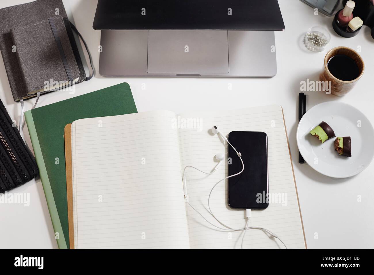 Blick auf den Schreibtisch mit Tagebuch und Handy Stockfoto