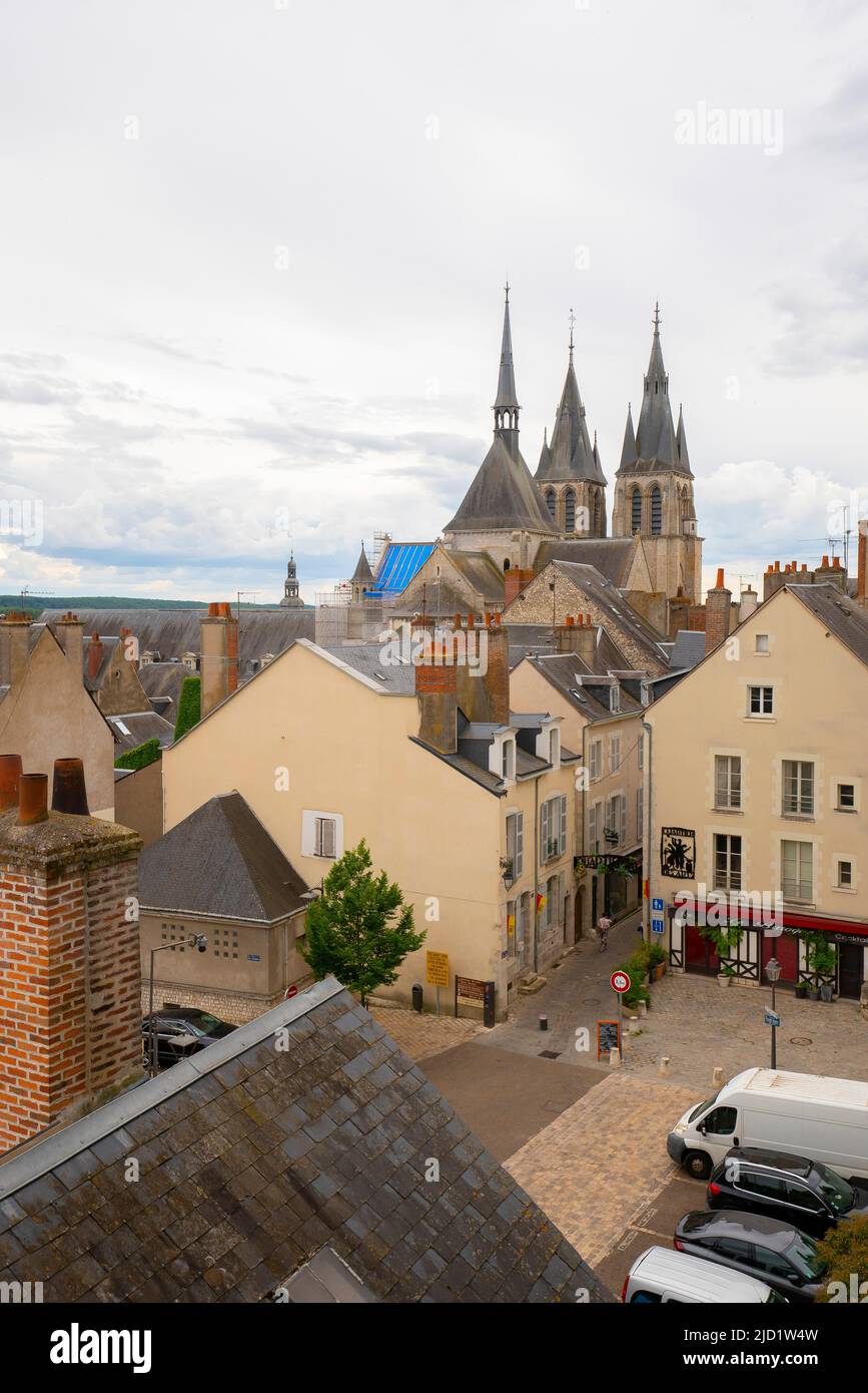 Erhöhter Blick auf die Altstadt von Blois und die Kirche des Heiligen Nikolaus. Blois ist eine Gemeinde und die Hauptstadt des Departements Loir-et-Cher, in Centre-Val de Loire, Stockfoto