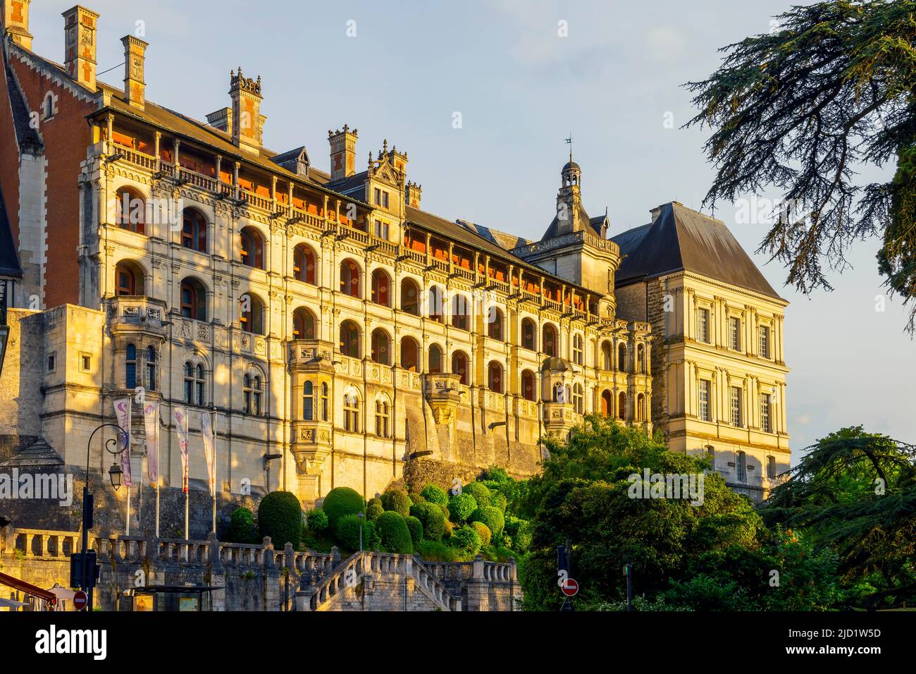 Die königliche Château von Blois bei Sonnenuntergang. Die Rückseite des Flügels Francis I mit Blick auf das Zentrum von Blois. Blois ist eine Gemeinde und die Hauptstadt von Loir-et-CH Stockfoto