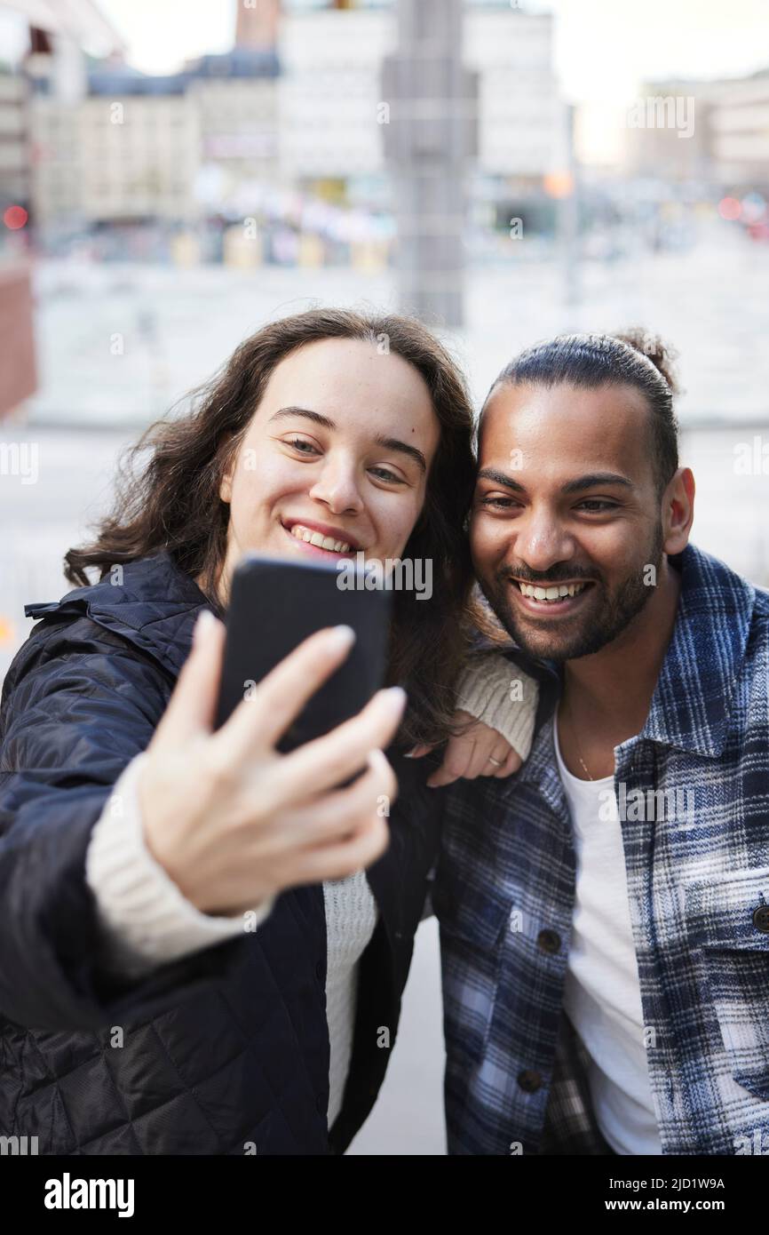 Lächelnd Selfie im Freien unter Freunden Stockfoto
