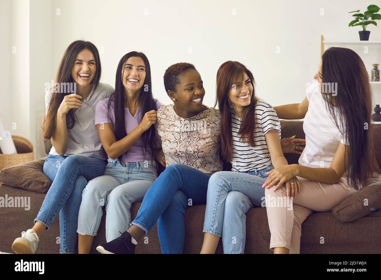 Überglücklich multirassische Mädchen zu Hause entspannen Spaß haben Spaß scherzen Stockfoto