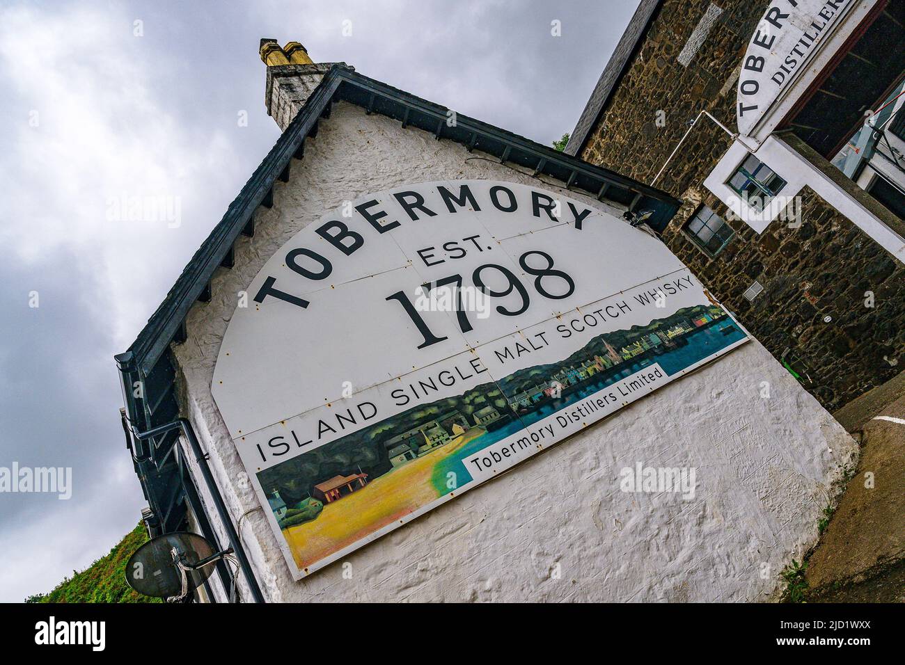 Tobermory, Isle of Mull, Schottland – am Hafen, dem Eingang zur weltberühmten Tobermory Distillery, die seit 1798 einen Single Malt Scotch Whisky produziert Stockfoto