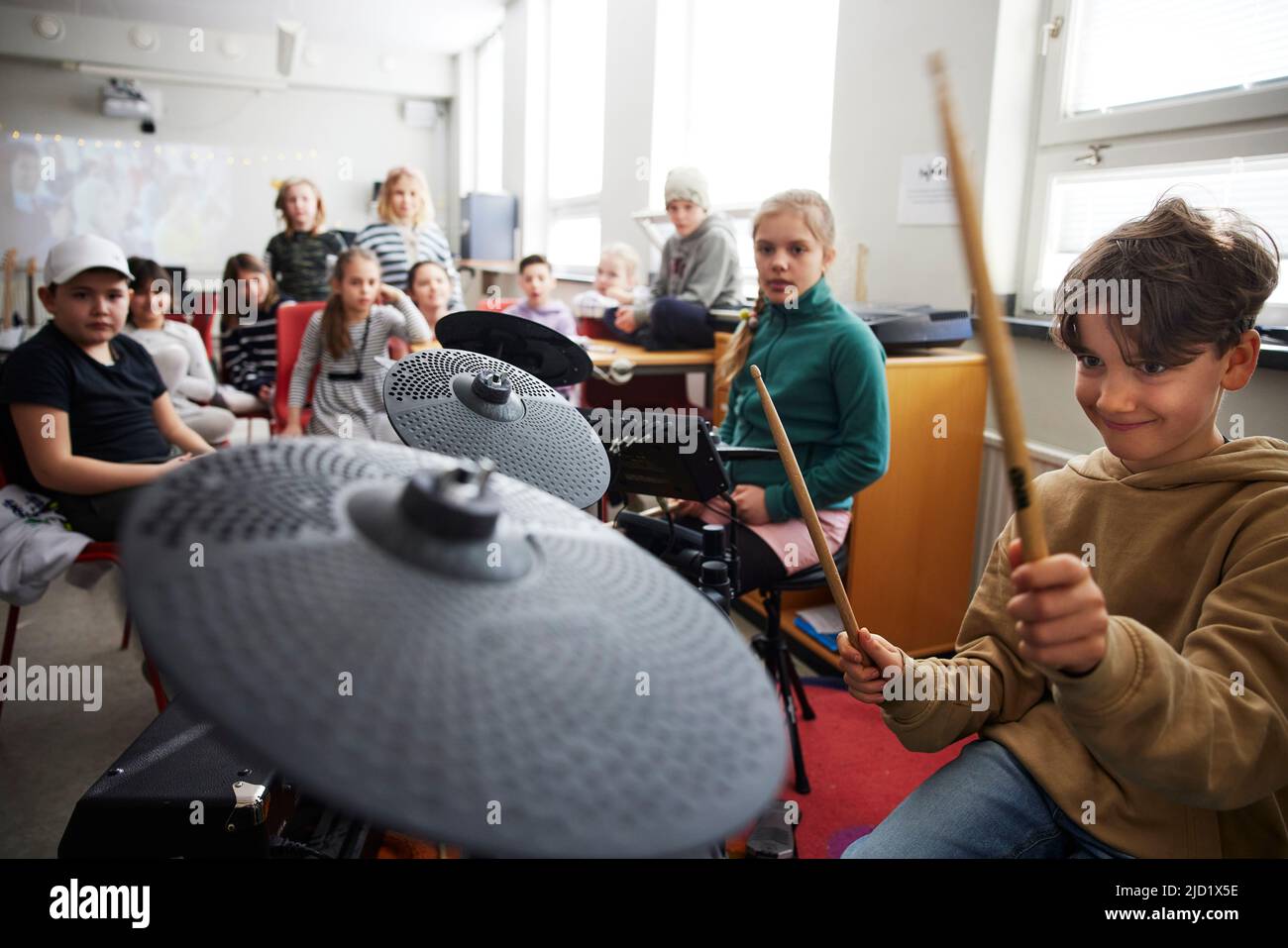Kinder, die in der Schule Trommeln spielen Stockfoto