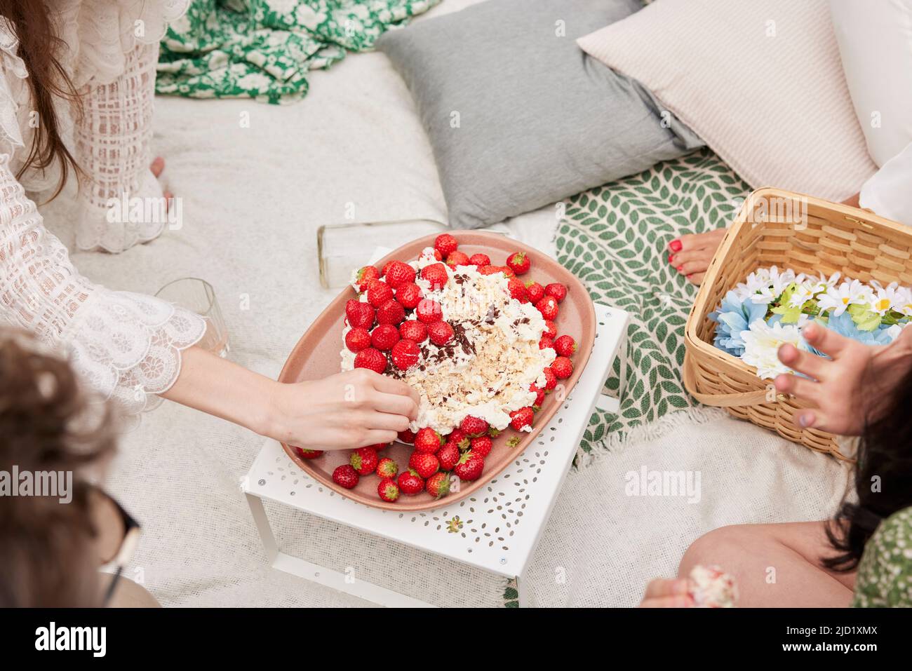 Familie essen Erdbeerkuchen Stockfoto