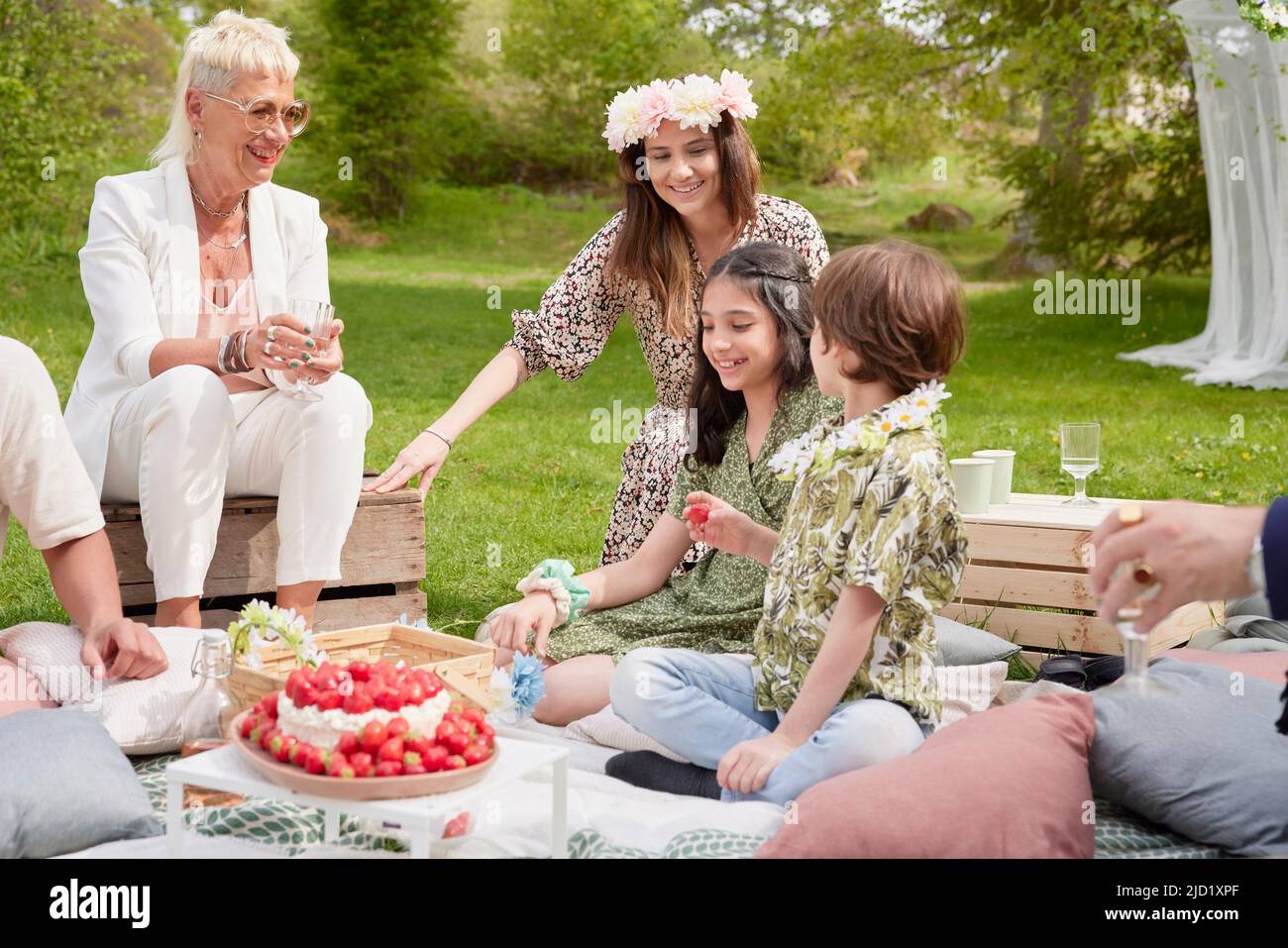 Familie mit Kuchen beim Picknick Stockfoto