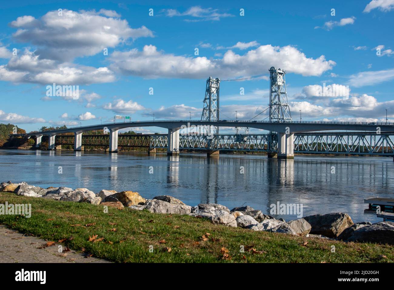 Blick auf die Brücke über den Kennebec-Fluss in Bath, Maine an Einem sonnigen Nachmittag mit leichten Wolken am Himmel. Stockfoto