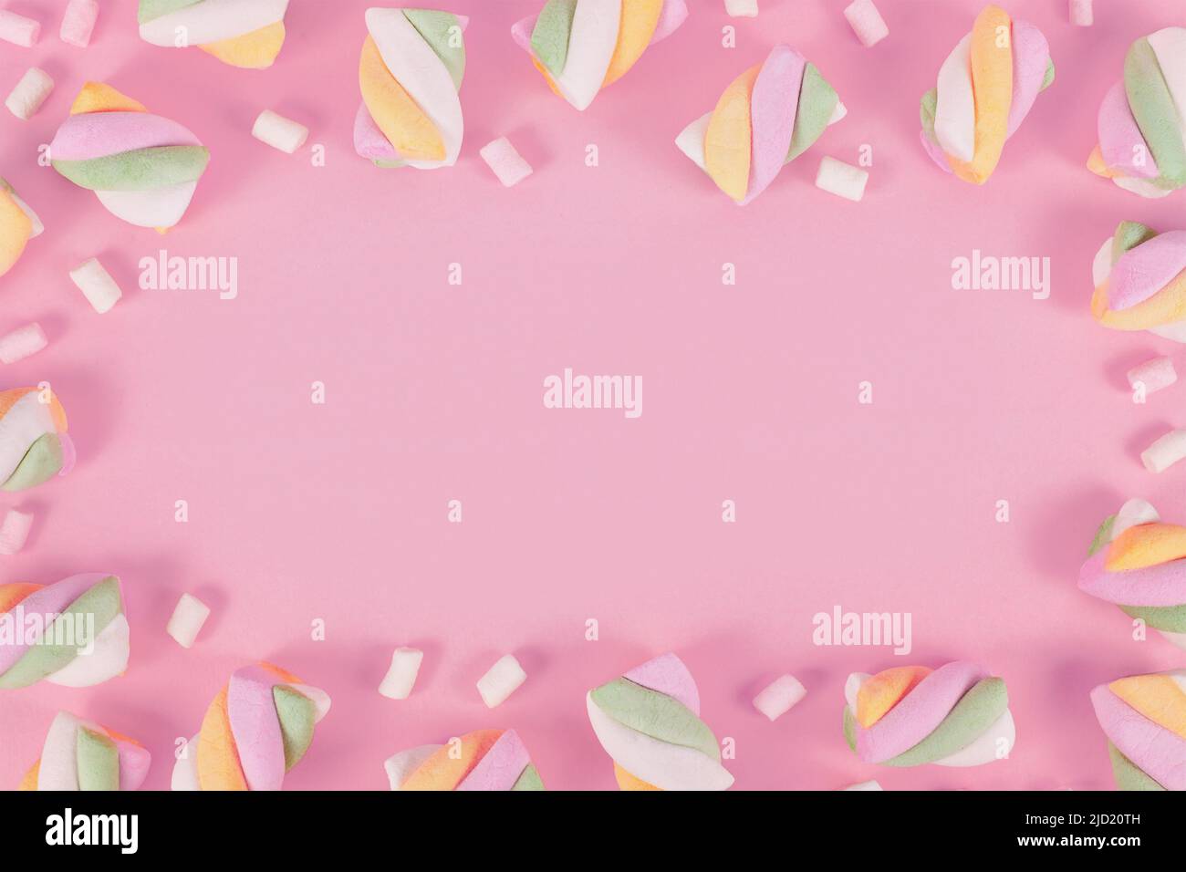 Pastellfarbene Marschwalben bilden Rahmen um rosa Hintergrund Stockfoto