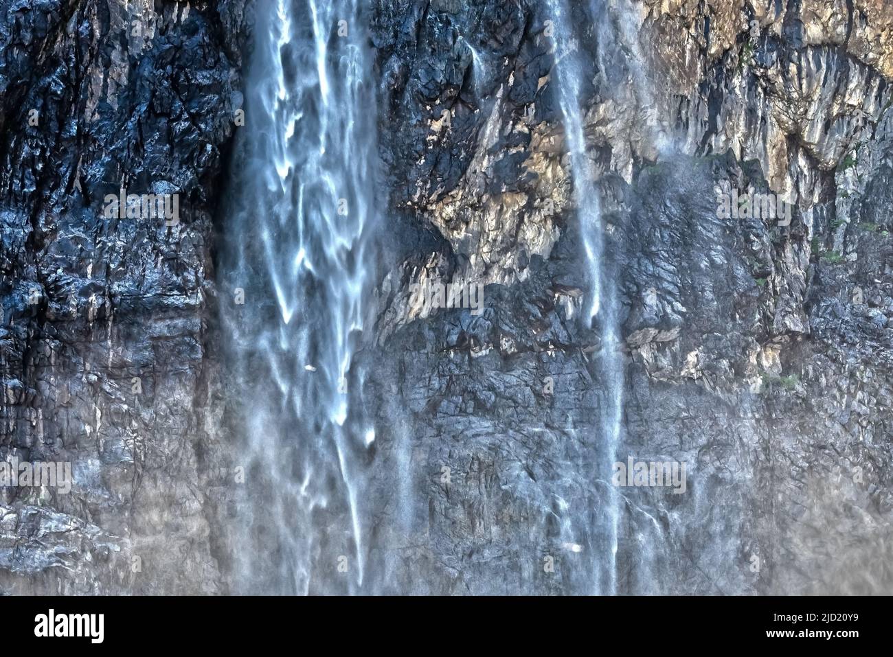 Silber- und Goldstruktur unter dem Wasserfall des Cirque de Gavarnie. Tapete und Struktur. Stockfoto