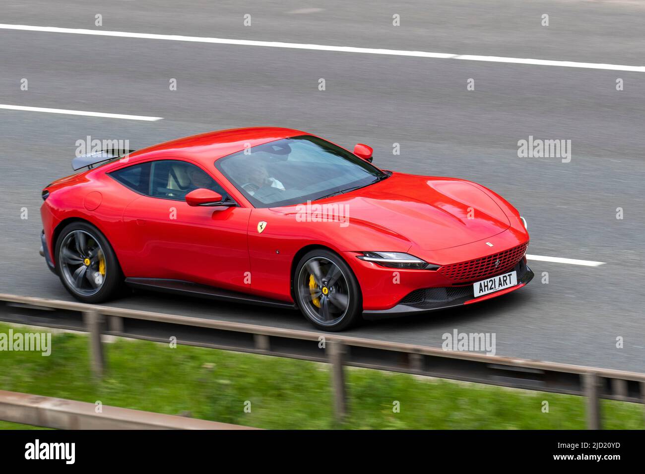 2021 Red FERRARI Roma S-A Base 3855cc 7 Speed SEM-Automatic; Ein Grand-Tourer mit einem vorne montierten V8 auf der M6 Motorway, Manchester, Großbritannien Stockfoto
