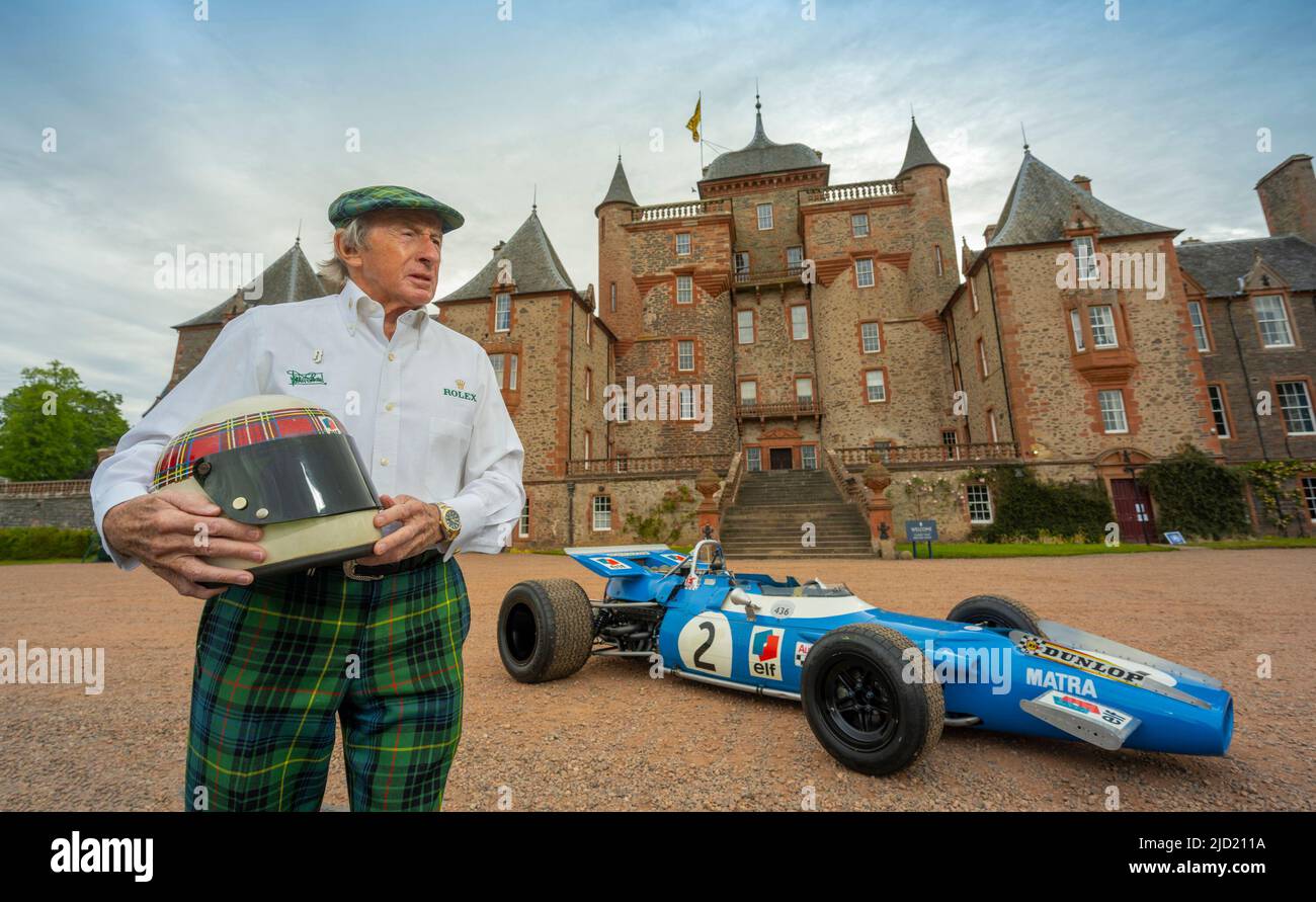 17.. Juni 2022. Thirlestane Castle, Lauder, Scottish Borders. BILDUNTERSCHRIFT Sir Jackie Stewart OBE ist vor dem Thirlestane Castle in den Scottish Borders mit seiner legendären Matra MS-80 02 aus dem Jahr 1969 zu sehen, die ihn zu seinem ersten Formel-1-Titel brachte. Der Flying Scot ist zu Schottlands größtem neuen Motorsportevent, dem Sir Jackie Stewart Classic, zurückgekehrt, das an diesem Wochenende (18.. Und 19.. Juni) von Rolex präsentiert wird. Das Sir Jackie Stewart Classic wird ein spannendes Wochenende für begeisterte Motorsportfans und Familien sein und den dreifachen Formel-1-Weltmeister feiern. Es wird exh Stockfoto