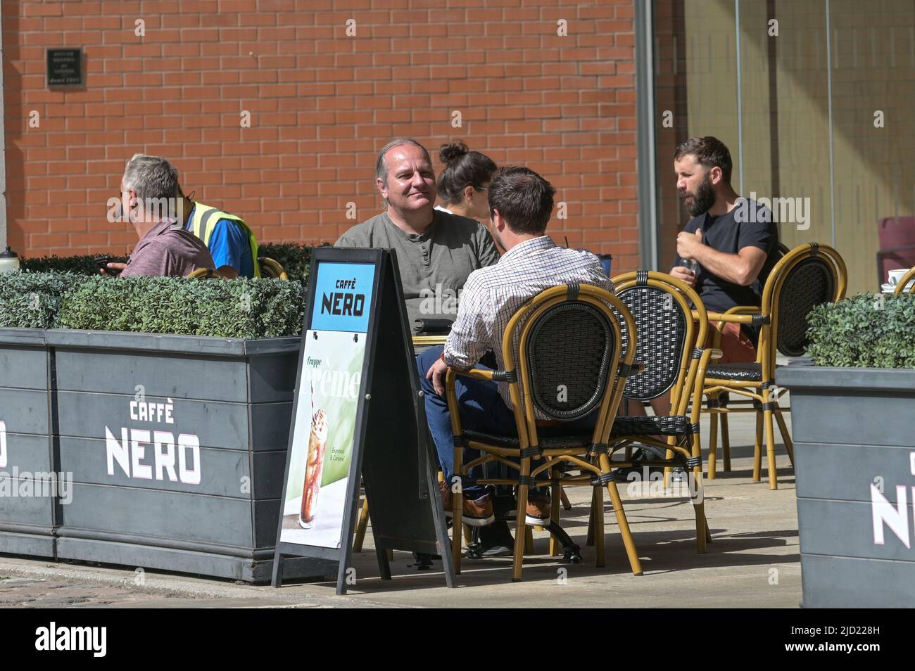 Stadtzentrum von Birmingham, England, 17. Juni 2022. Die Menschen genießen die schweißtreibende Hitze im Brindley Place an dem heißesten Tag des Jahres im Stadtzentrum von Birmingham. PIC by Credit: Stop Press Media/Alamy Live News Stockfoto