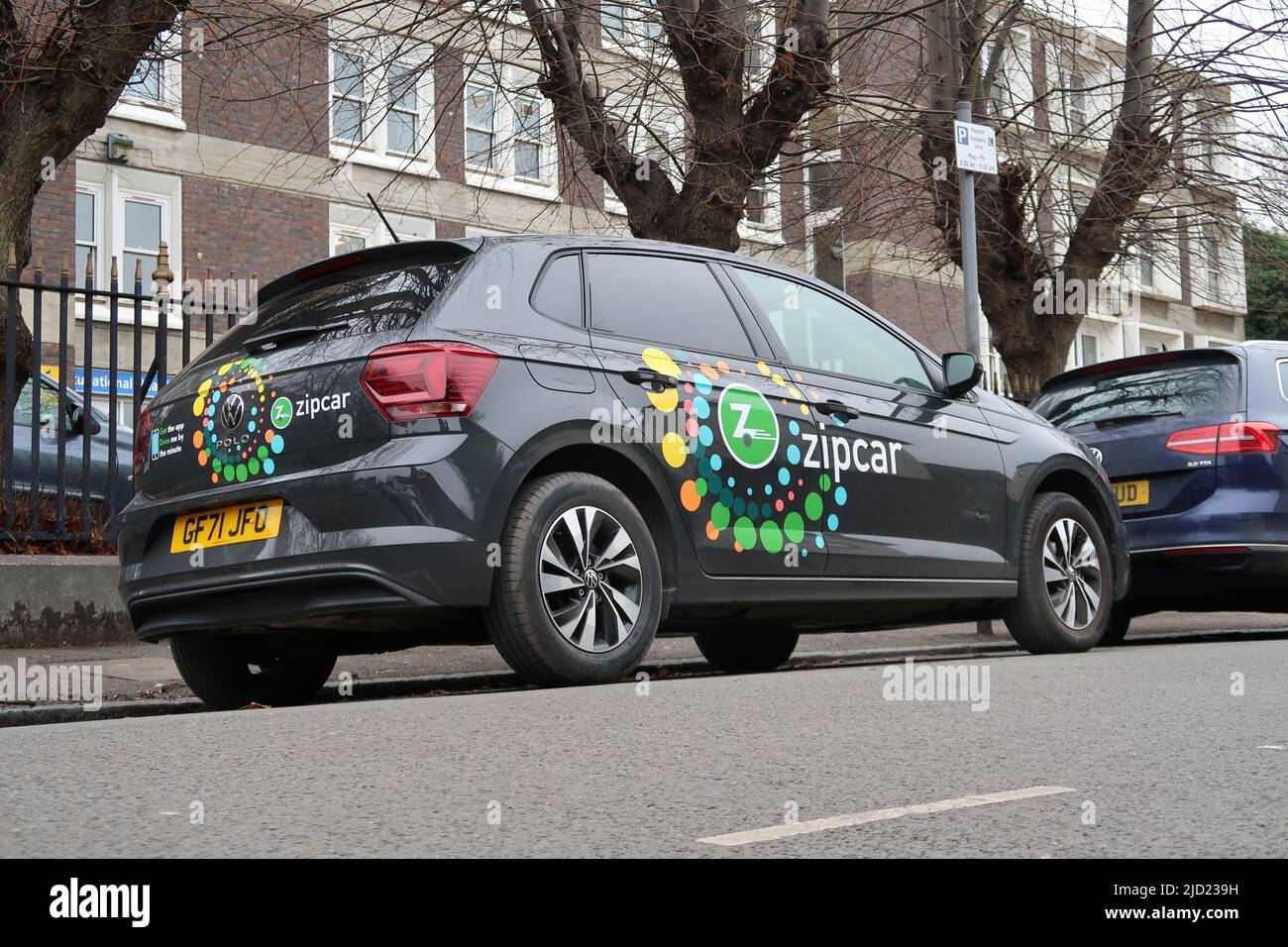 London, Großbritannien. Auf einer Wohnstraße in Camberwell parkt ein elektrischer Volkswagen Polo vom Autoclub Zipcar. Stockfoto