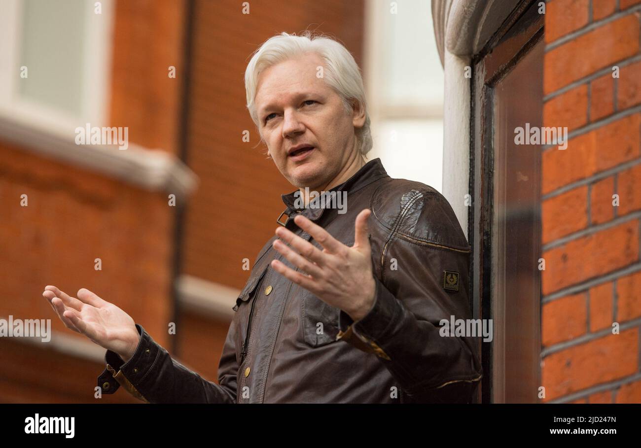 File Photo vom 19/05/17 von Julian Assange, der vom Balkon der ecuadorianischen Botschaft in London aus spricht, als Innenminister Priti Patel einen Befehl unterzeichnet hat, den Wikileaks-Gründer in die USA auszuliefern, um Spionagevorwürfe zu ersehen. Ausgabedatum: Freitag, 17. Juni 2022. Stockfoto