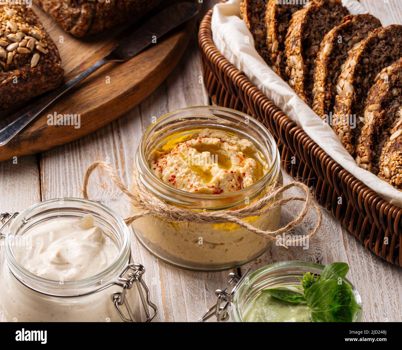 Nahaufnahme eines Krug mit appetitanregenden Hummus-Aufstrich Stockfoto