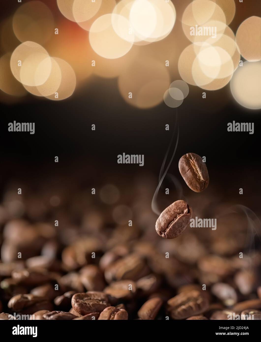 Braun geröstete Kaffeebohnen Nahaufnahme auf dunklem Hintergrund Stockfoto