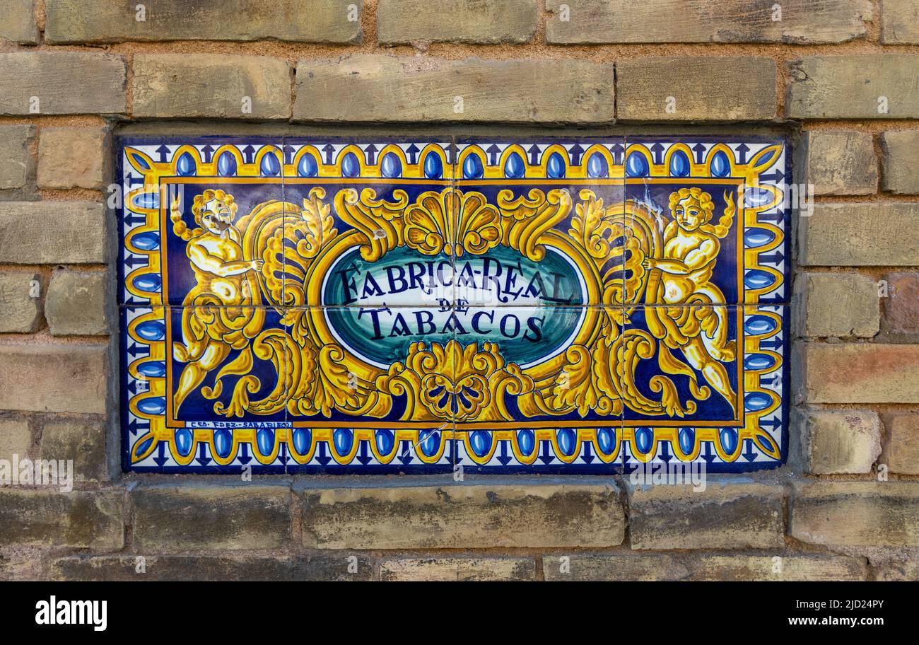 Keramikfliesen Zeichen der Royal Tobacco Factory (Real Fabrica de Tabacos), Backsteinmauer in Sevilla Spanien Jetzt Teil der Universität von Sevilla Stockfoto