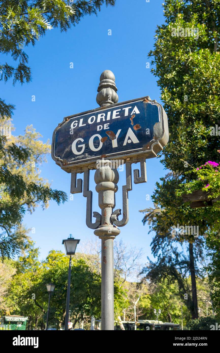 Glorieta de Goya Art déco-Schild in Sevilla Spanien in der Nähe der Plaza de España im Parque de María Luisa (Park Maria Luisa) Stockfoto
