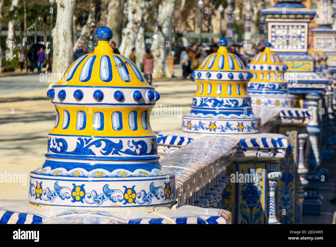 Plaza de Spain (Plaza de España) im Parque de María Luisa (Park Maria Luisa) Dekorative Keramikgeländer Details Keramikgeländer Sevilla Spanien Stockfoto