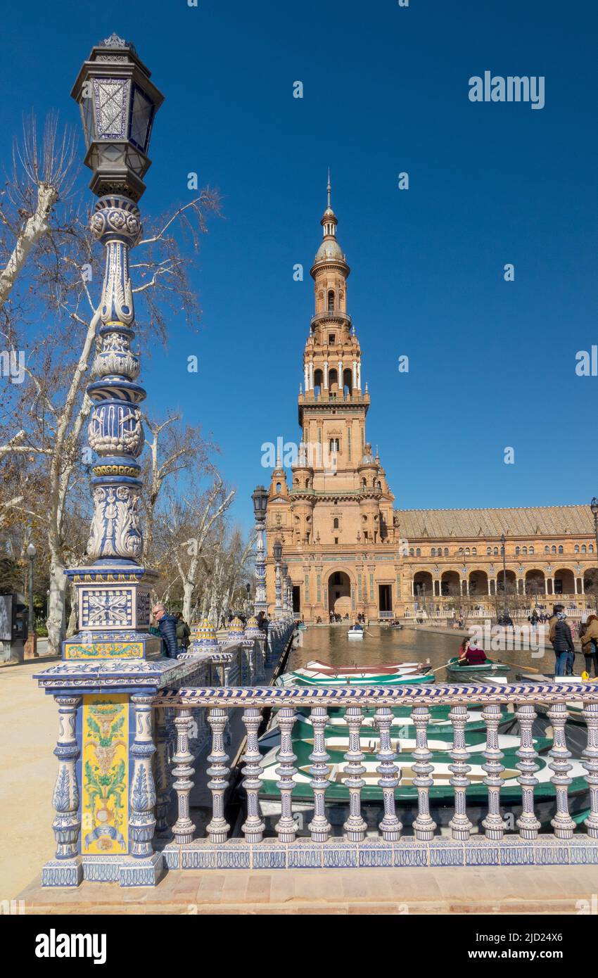 Der Nordturm der Plaza de Spanien (Plaza de España) im Parque de María Luisa (Maria Luisa Park) und Eine dekorative Keramiklampe Sevilla Spanien Stockfoto