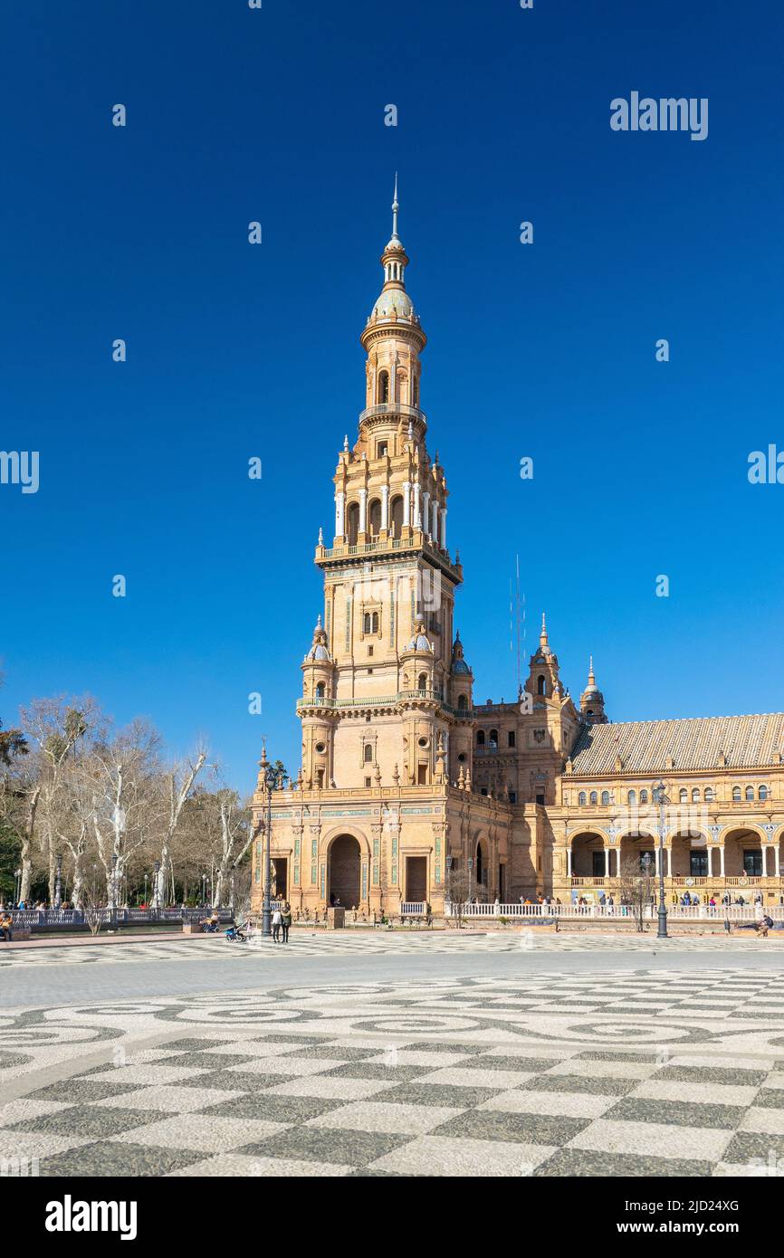 Der Nordturm der Plaza de Spanien (Plaza de España) im Parque de María Luisa (Maria Luisa Park) Sevilla Spanien Stockfoto
