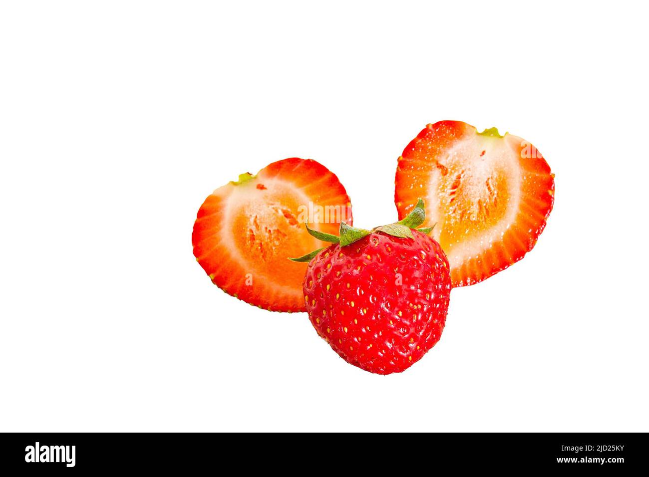 Reife, saftige Erdbeeren mit Blättern Stockfoto