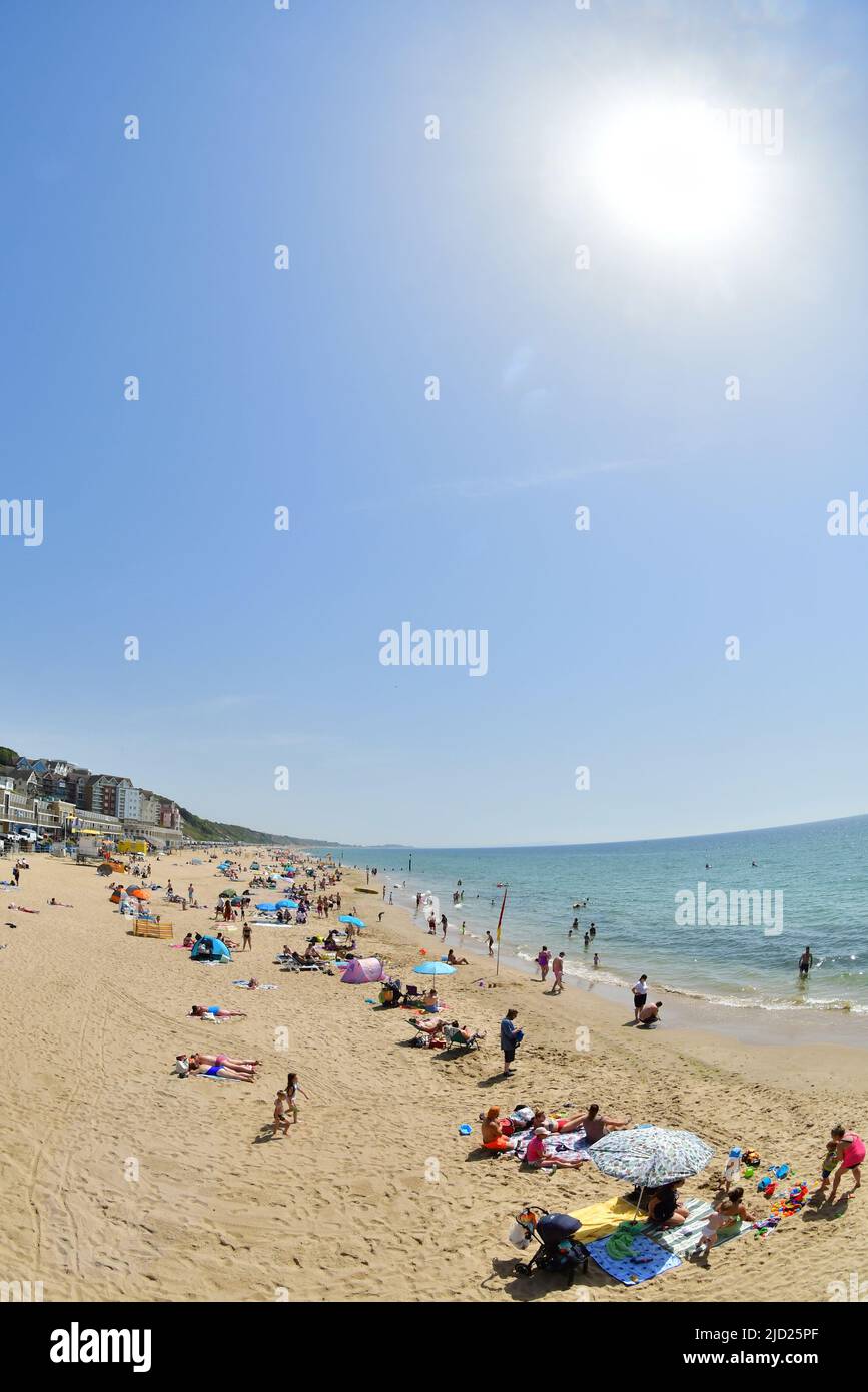 Hitzewelle am Boscombe Beach, Bournemouth, Dorset, Großbritannien. Juni 2022. Wetter. Heißester Tag bei kurzen Hitzewellen-Spitzen. Leute am Strand unter heller Sonne. Stockfoto
