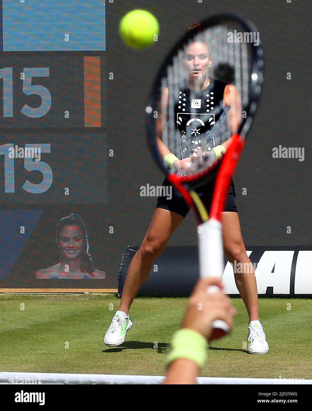 Berlin, Deutschland. 17.. Juni 2022. Tennis: WTA Tour, Viertelfinale, Singles, Frauen, Wettbewerb, Kasatkina (aus Russland) - Sakkari (Griechenland) im Steffi Graf Stadion. Maria Sakkari erwartet den Serve. Quelle: Wolfgang Kumm/dpa/Alamy Live News Stockfoto