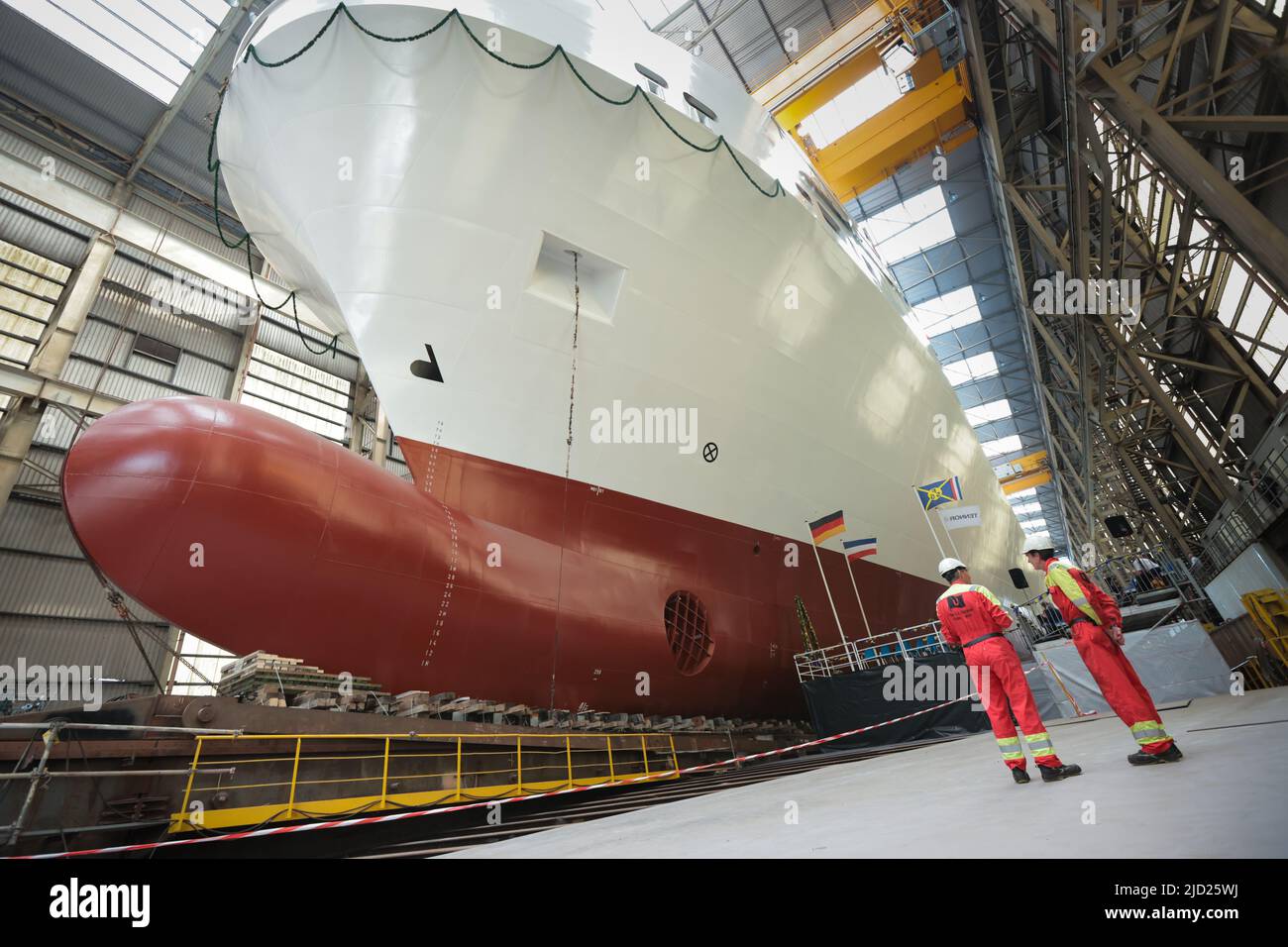 Flensburg, Deutschland. 17.. Juni 2022. Werftarbeiter der Flensburger Schiffbau-Gesellschaft inspizieren die Ro-Ro-Fähre 'MV Tennor Ocean' kurz vor ihrem Start. Das 210 Meter lange Schiff mit 32.770 Bruttotonnage ist für den Güterverkehr vorgesehen und bietet Platz für 279 LKW-Anhänger. Quelle: Ulrich Perrey/dpa/Alamy Live News Stockfoto