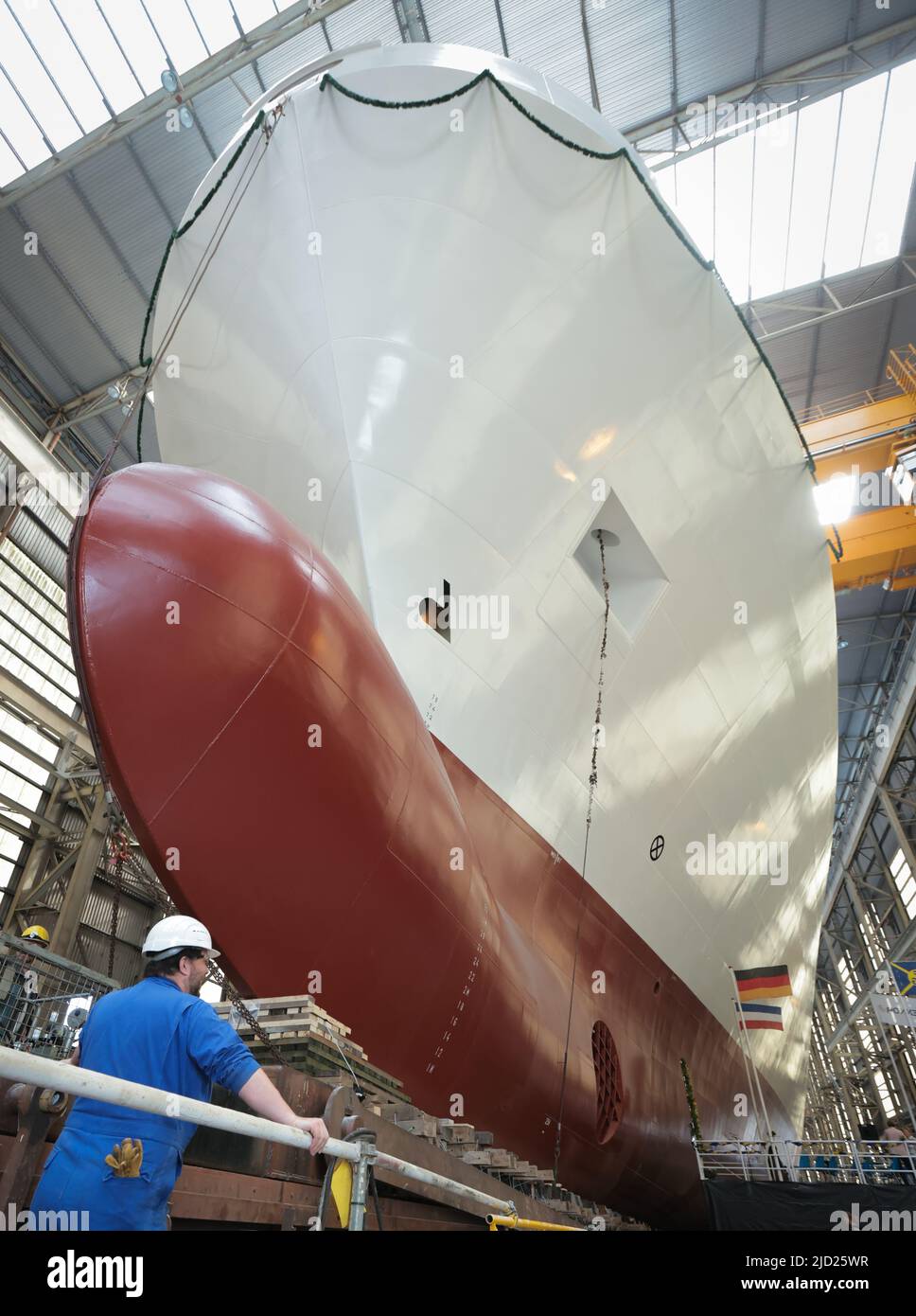 Flensburg, Deutschland. 17.. Juni 2022. Ein Werftarbeiter der Flensburger Schiffbau-Gesellschaft inspiziert die Ro-Ro-Fähre 'MV Tennor Ocean' kurz vor ihrem Start. Das 210 Meter lange Schiff mit 32.770 Bruttotonnage ist für den Güterverkehr vorgesehen und bietet Platz für 279 LKW-Anhänger. Quelle: Ulrich Perrey/dpa/Alamy Live News Stockfoto