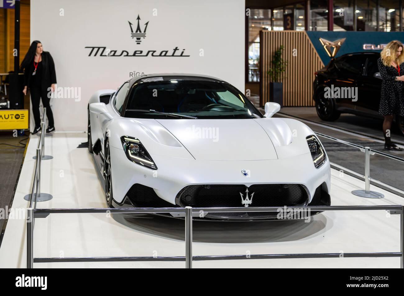 Riga, Lettland, 29. April 2022: Präsentation des weißen italienischen Supersportwagens Maserati MC20 auf der AUTO 2022 Stockfoto