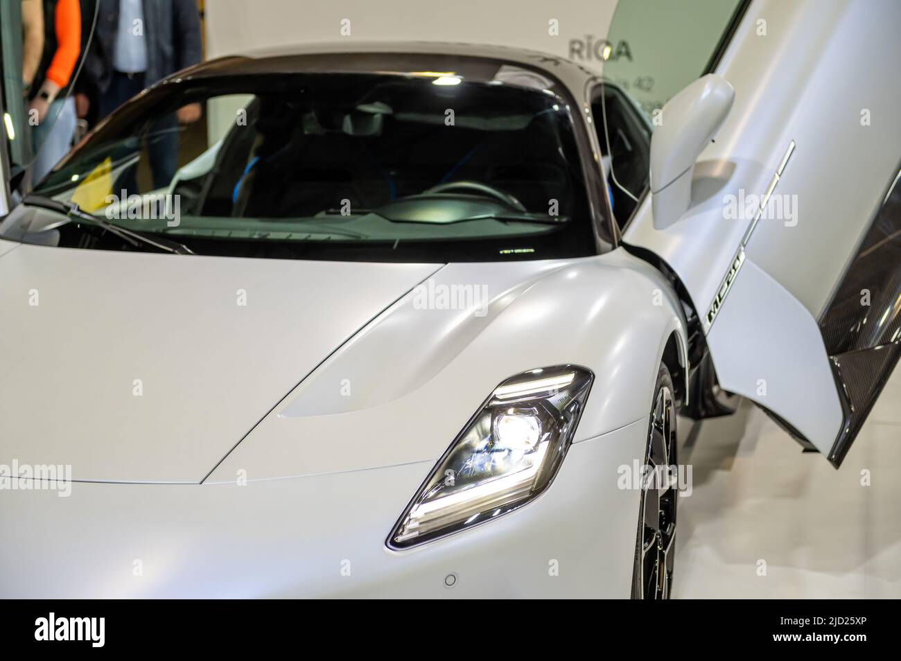 Riga, Lettland, 29. April 2022: Präsentation des weißen italienischen Supersportwagens Maserati MC20 auf der AUTO 2022 Stockfoto