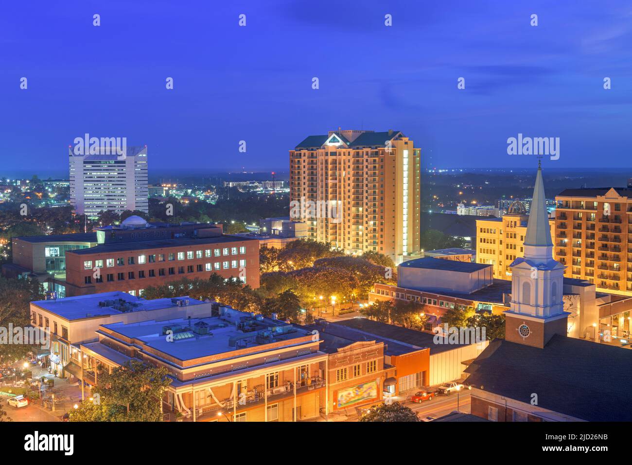 Tallahassee, Florida, USA Skyline der Innenstadt von oben in der Abenddämmerung. Stockfoto