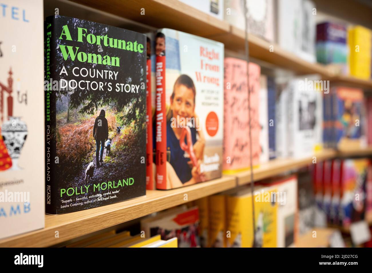 Die veröffentlichten Titel füllen die Bücherregale in der Piccadilly-Filiale der Waterstones-Buchhandlung und insbesondere das Buch „A Luccily Woman: A Country Doctor's Story“ von Polly Morland am 7.. Januar 2022 in London, England. Stockfoto