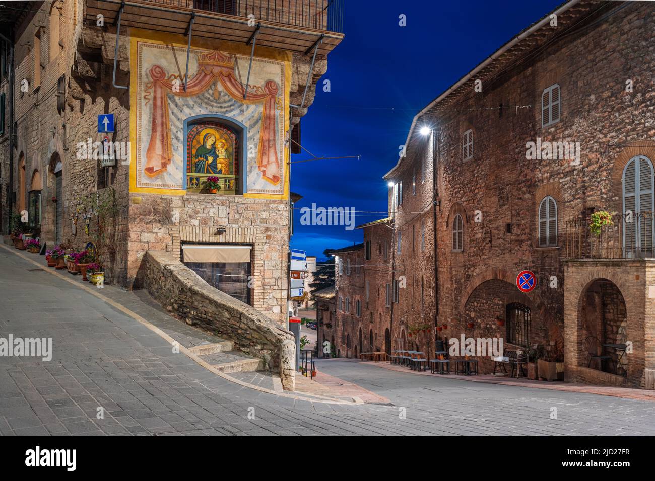 Assisi, Italien mittelalterliche Stadtstraßen während der blauen Stunde. Stockfoto