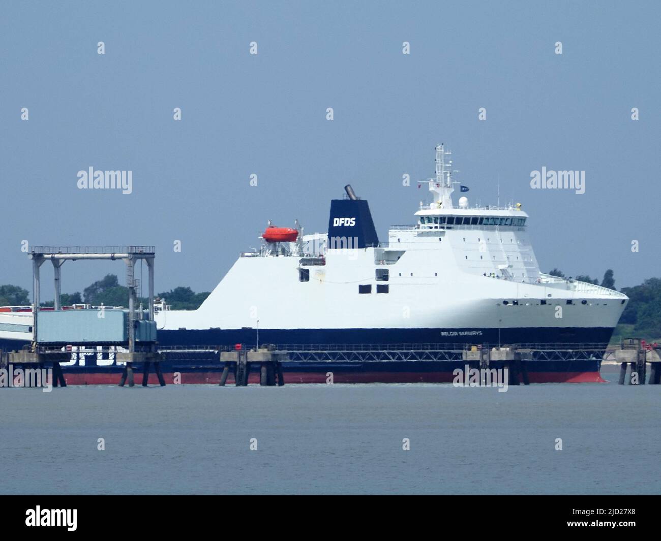 Sheerness, Kent, Großbritannien. 17.. Juni 2022. Aufgrund der steigenden Nachfrage hat sich die DFDS ein größeres Schiff für ihre unbegleitete Frachtroute zwischen Sheerness, Kent und Calais France gesichert. Das neue Schiff 'Belgia Seaways' wurde heute Morgen in Sheerness als Ersatz für die kleineren Botnia Seaways gesehen. Das neue Schiff Belgia Seaways ist das Schwesterschiff von Maxine, das als erstes Schiff auf der Route eingesetzt wurde. Kredit: James Bell/Alamy Live Nachrichten Stockfoto