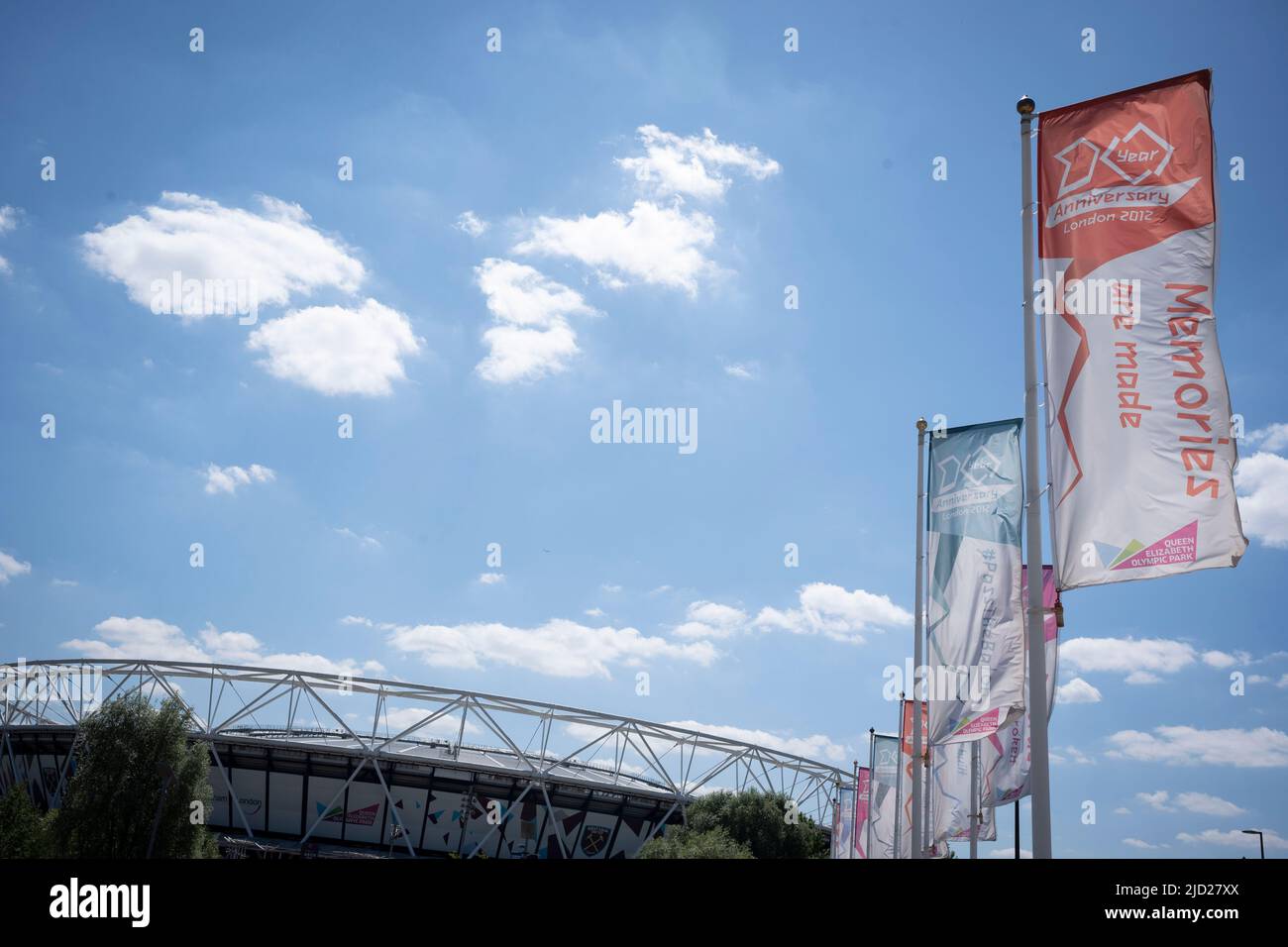 Zehn Jahre nach den Olympischen Spielen 2012 in London, die hier in Stratford stattfanden, befindet sich am 14.. Juni 2022 in London, England, das ursprüngliche Olympiastadion und die Banner zum 10. Jahrestag im Queen Elizabeth Park. Der ehemalige Austragungsort der Olympischen Spiele wurde von einem alten Industriegebiet kontrovers umgestaltet. Das versprochene Erbe ist eine Grünfläche, die heute als Elizabeth Park bekannt ist, der ein Lebensraum für Wildtiere bleibt und dessen Mittelpunkt immer noch das Velodrome und das Aquatic Center ist, das von der Öffentlichkeit genutzt wird, während das wichtigste olympische Statium der West Ham Football Club ist. Stockfoto