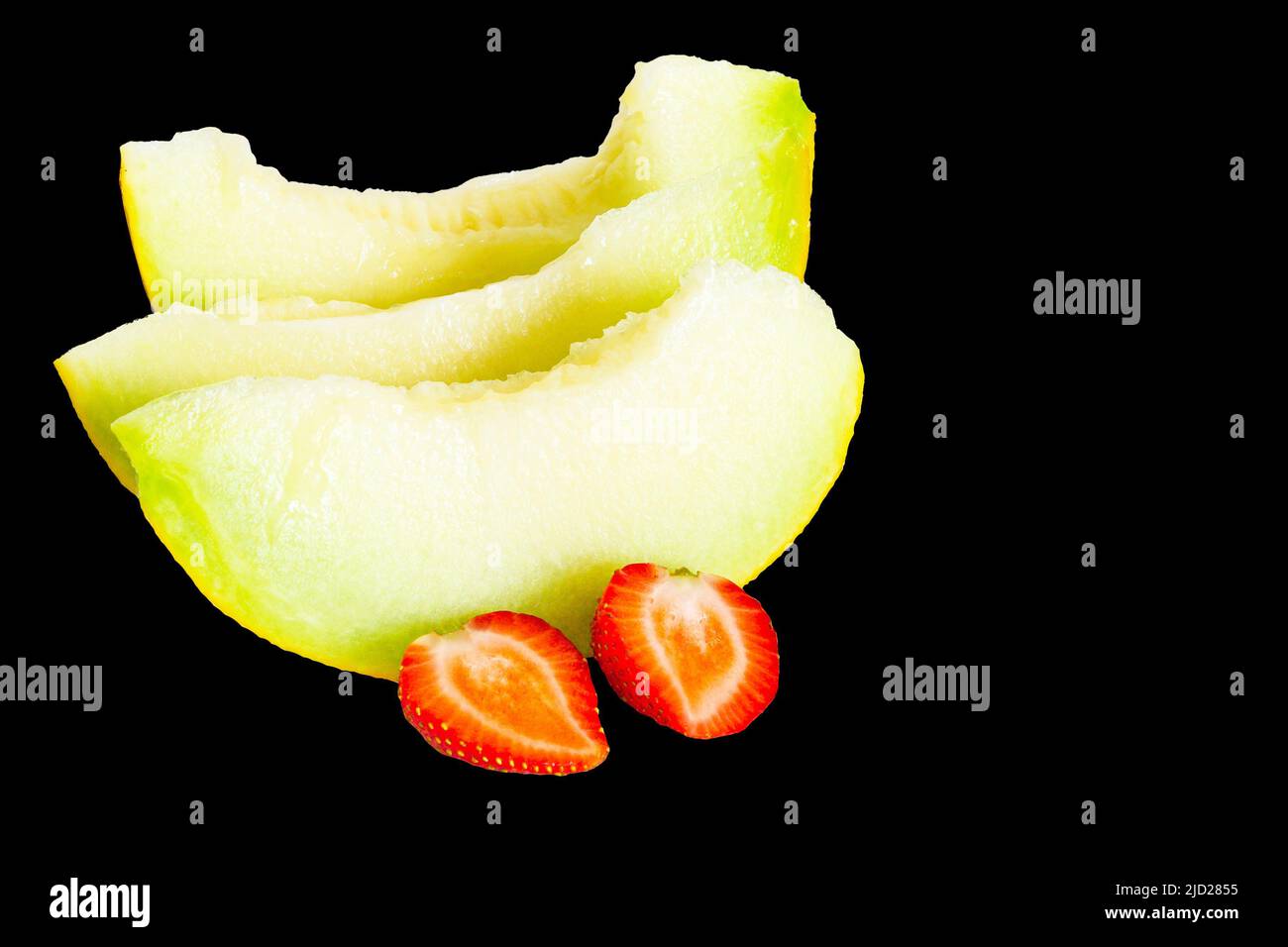 Saftig reife Melonen- und Erdbeerhälften Stockfoto