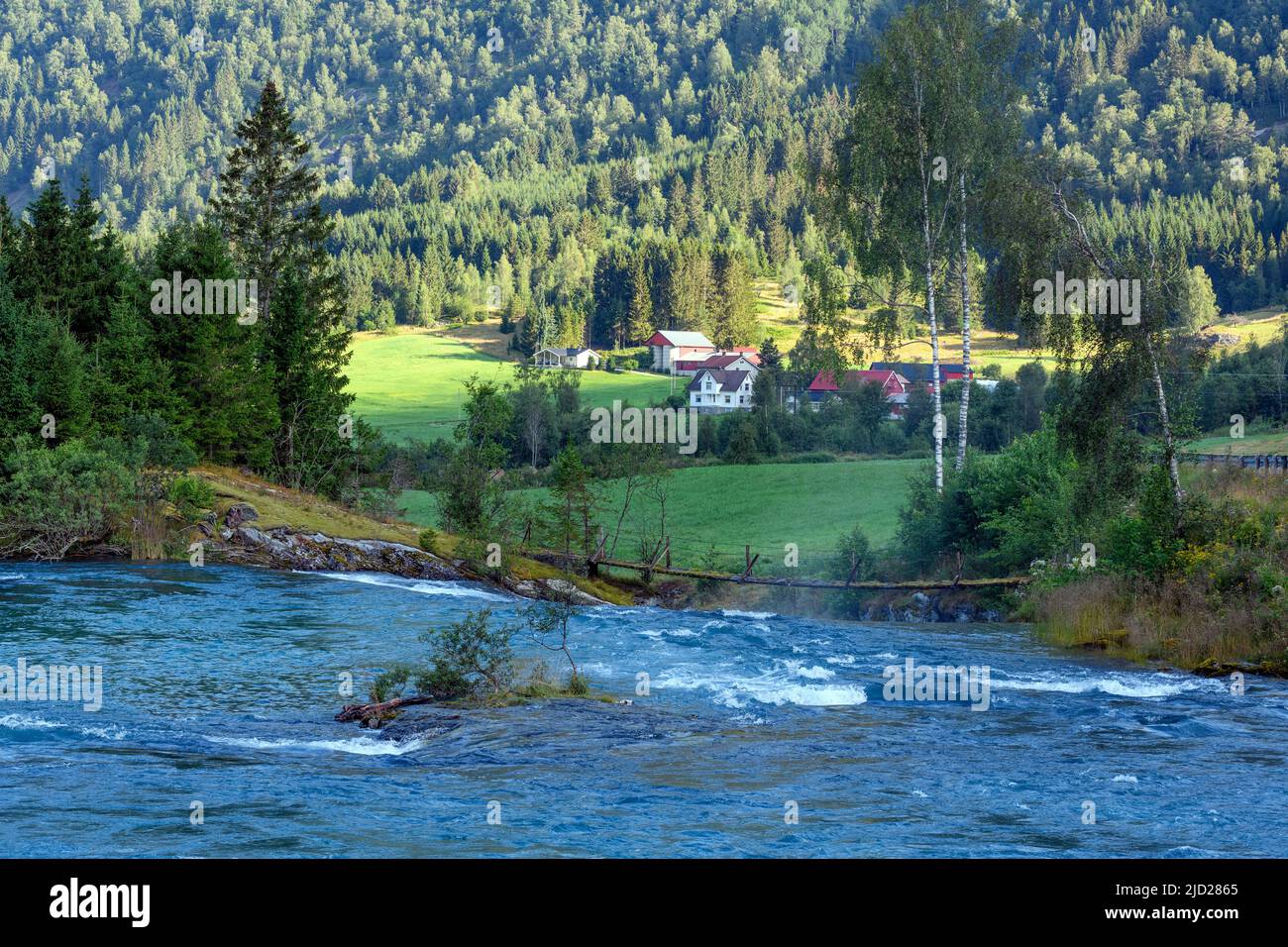 Der Fluss Hjelledöla bei Folven, Stryn (Vestlandkreis), Westnorwegen im Juli. Stockfoto