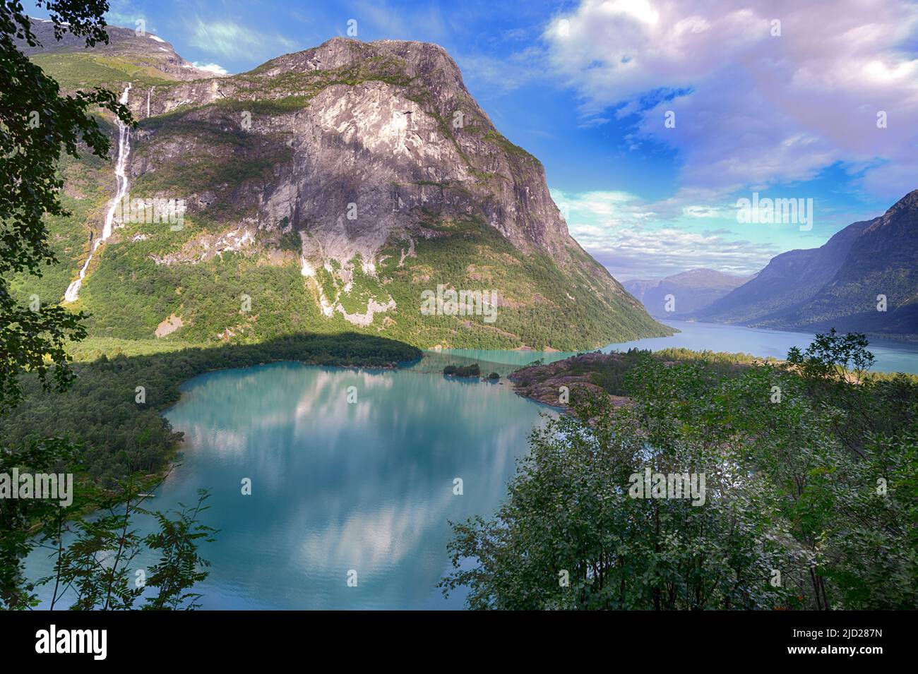 Ramnefjellet, der 1493 Meter hohe Berg in Loen (Stryn, Vestland, Norwegen), wo zwei Erdrutsche (1905 und 1936) insgesamt 135 Menschen töteten. Stockfoto