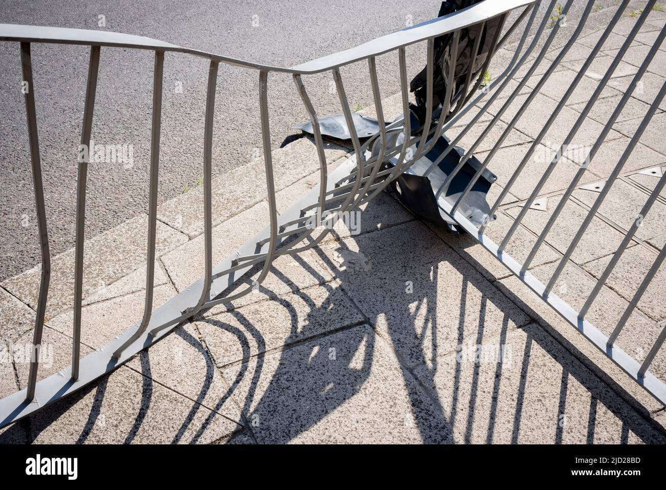 Der Schaden eines Aufpralls, nachdem ein Auto am 14.. Juni 2022 in London, England, auf einer Straße in Stratford im Osten Londons mit Geländern zusammenprallte. Stockfoto