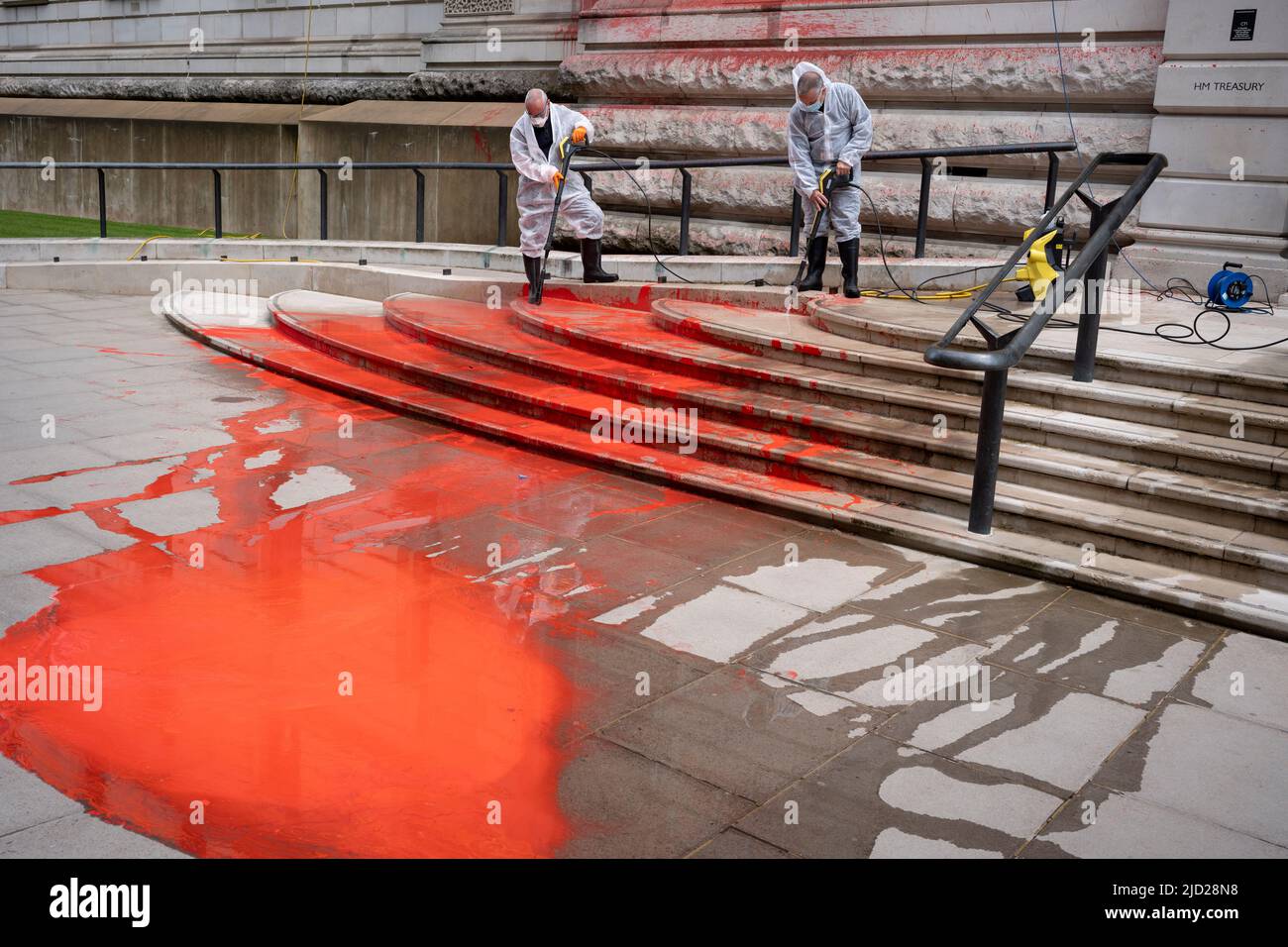 Die Nachwirkungen eines roten Protestes von Klimaaktivisten mit „Just Stop Oil“, der am 13.. Juni 2022 in London, England, die Außenwand und die Stufen des Finanzministeriums in Horse Guards versprühte. „Just Stop Oil“ ergriff direkte Maßnahmen für eine britische Regierungspolitik, die die Öl- und Gasexpansion förderte, sagen sie. Stockfoto