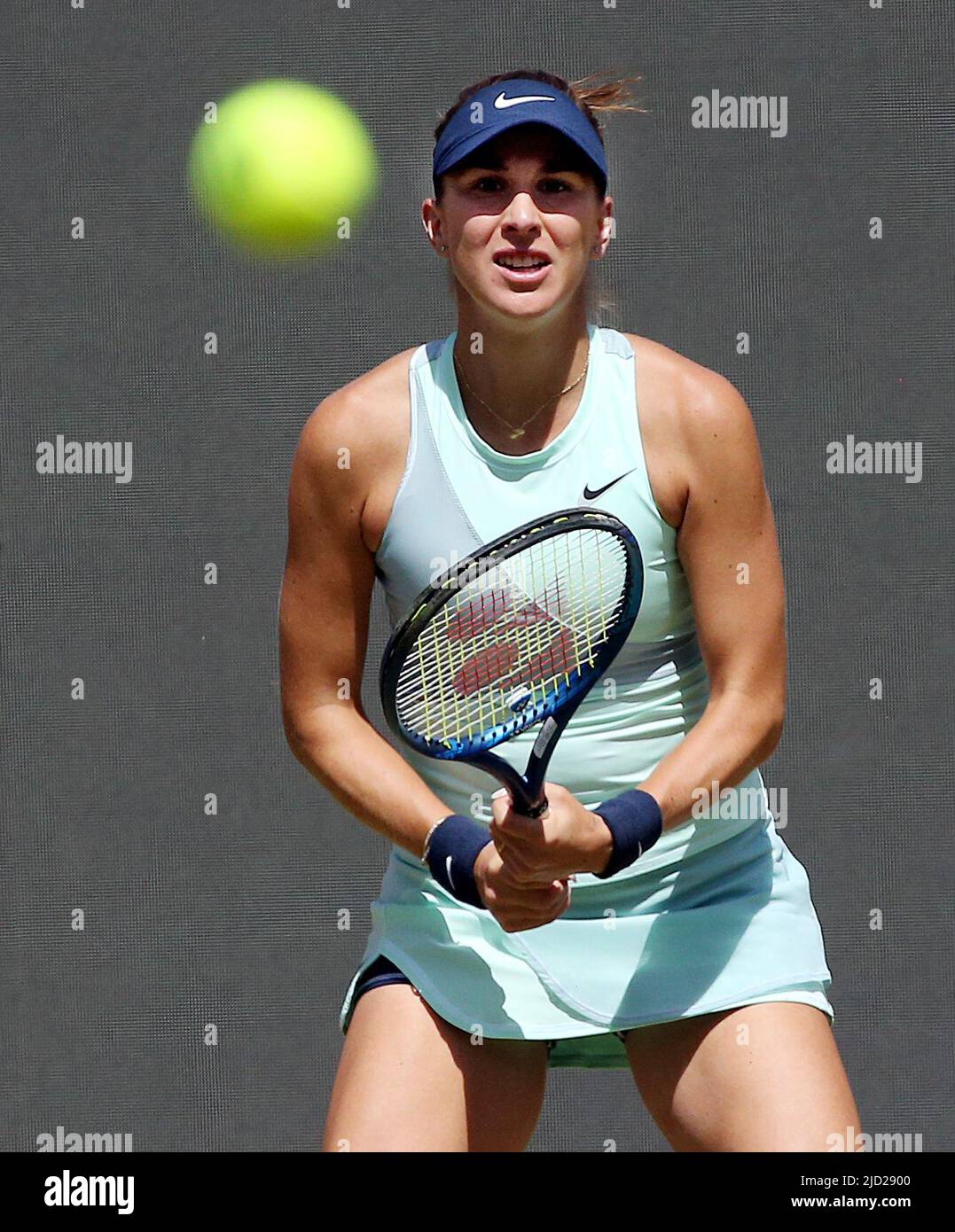 Berlin, Deutschland. 17.. Juni 2022. Tennis: WTA Tour, Viertelfinale, Singles, Frauen, Wettbewerb, Bencic (Schweiz) - Kudermetova (aus Russland) im Steffi Graf Stadion. Belinda Bencic erwartet den Serve. Quelle: Wolfgang Kumm/dpa/Alamy Live News Stockfoto