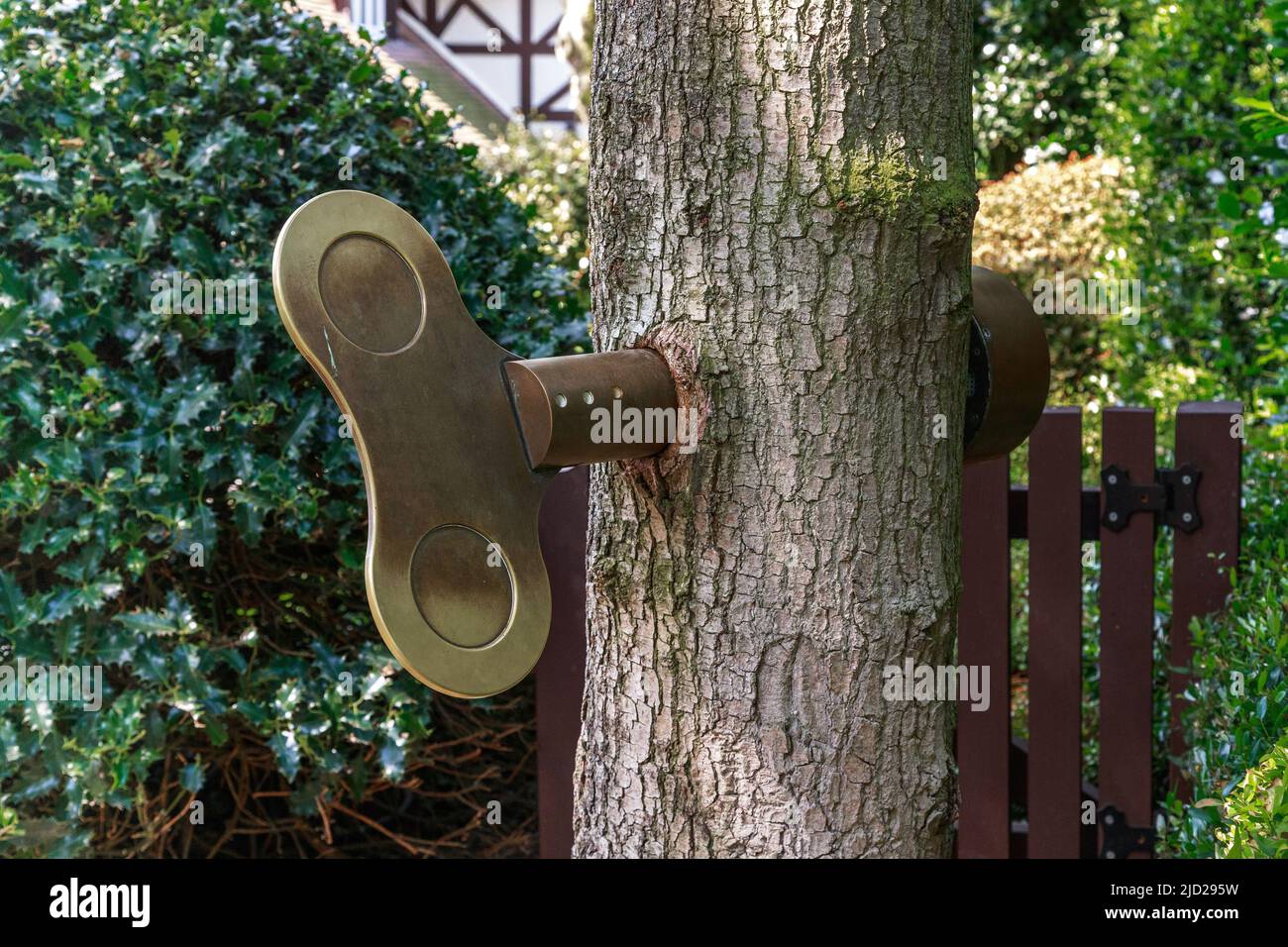 ETRETAT, FRANKREICH - 1. SEPTEMBER 2019: Dies ist eine moderne Skulptur Uhrwerk Wald im Garten von La Manche in den Etretat Gärten. Stockfoto